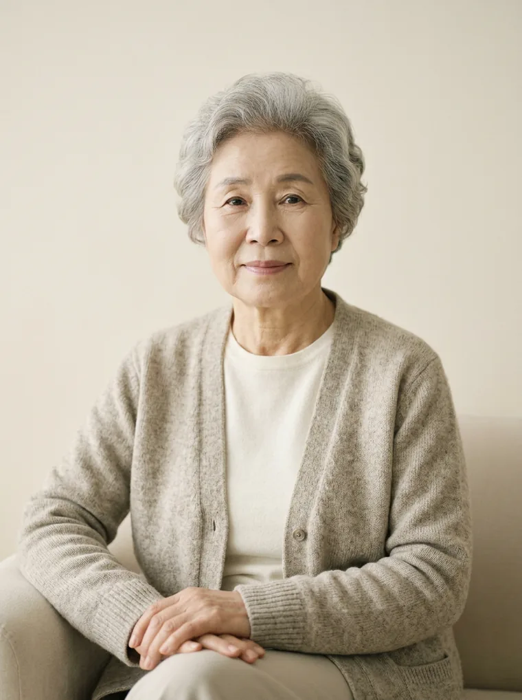 온화하게 앉아 계신 할머니